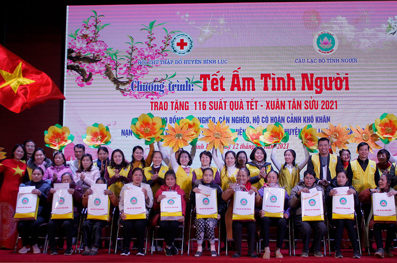 [Album] Câu lạc bộ Tình Người trao quà Tết tại huyện Bình Lục, Hà Nam