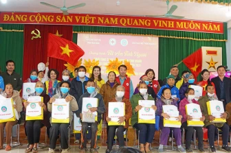 [Album] Câu lạc bộ Tình Người trao quà Tết tại Kim Bôi và Lạc Sơn, Hòa Bình